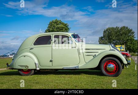 Lelystad, Niederlande, 16.06.2024, französischer Oldtimer Peugeot 402 Legere aus dem Jahr 1938 beim National Old Timer Day Stockfoto