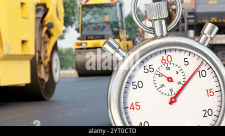 Stoppuhr vor der Straßenbaustelle Stockfoto