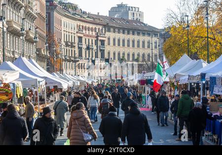 Mailand, Italien. Dezember 2024. Fiera degli Oh Bej al Castello Sforzesco - Milano, Italia - Gioved&#xec;, 5 Dicembre 2024 (Foto Stefano Porta/LaPresse) Oh Bej Oh Bej im Schloss Sforzesco in Mailand, Italien - Donnerstag, 5. Dezember 2024 (Foto Stefano Porta/LaPresse) Credit: LaPresse/Alamy Live News Stockfoto