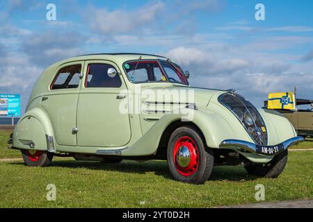 Lelystad, Niederlande, 16.06.2024, französischer Oldtimer Peugeot 402 Legere aus dem Jahr 1938 beim National Old Timer Day Stockfoto