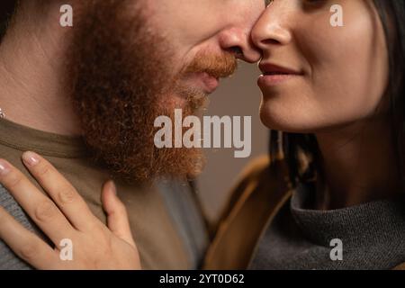 Schöner Moment und leidenschaftliche Zuneigung. Verliebtes Paar küsst sich, Nahaufnahme. Junger Mann und Frau küssen sich für Romantik Stockfoto