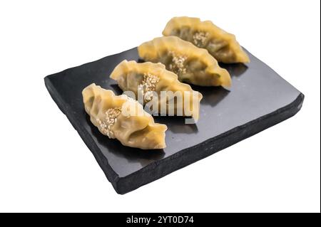 Gedämpfte chinesische Jiaozi-Knödel mit Fleisch und Gemüse isoliert auf weißem Hintergrund. Draufsicht. Stockfoto