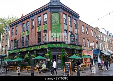 Menschen auf der Straße vor dem Exmouth Arms Pub am Exmouth Market im Oktober Herbst Islington London England Großbritannien Großbritannien KATHY DEWITT Stockfoto