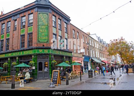 Menschen auf der Straße vor dem Exmouth Arms Pub am Exmouth Market im Oktober Herbst Islington London England Großbritannien Großbritannien KATHY DEWITT Stockfoto