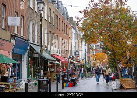 Menschen auf der Straße am Exmouth Market im Oktober Herbst Islington London England Großbritannien Großbritannien KATHY DEWITT Stockfoto