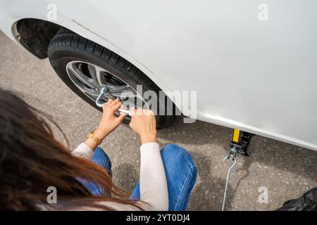 Reifenwechsel wichtige Reparaturfähigkeiten, die Sie heute auf der Straße benötigen Stockfoto