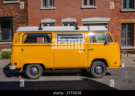 Montreal, QC, Kanada-30. September 2024: Hellgelber VW-Kombi-Wohnwagen auf der Straße geparkt. Stockfoto