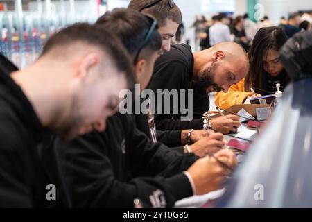 (241205) -- PEKING, 5. Dezember 2024 (Xinhua) -- ausländische Touristen füllen Eintrittskarten am Beijing Capital International Airport in Peking, Hauptstadt Chinas, 4. Dezember 2024 aus. Die Ausweitung der visafreien Politik ist ein Meilenstein auf Chinas Weg zu größerer Offenheit und zeigt auch sein Vertrauen auf der globalen Bühne. Bisher genießen 38 Länder einseitigen visafreien Zugang, und der maximale Aufenthalt für Besucher wurde ab November 30 auf 30 Tage verlängert. Im dritten Quartal 2024 erreichte die Zahl der Ausländer, die nach China einreisten, 8,186 Millionen, was einem Anstieg von 48,8 Prozent gegenüber dem Vorjahr entspricht. Darunter waren 4,885 Millionen Stockfoto