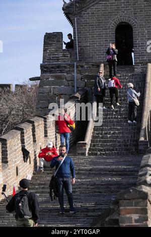 (241205) -- PEKING, 5. Dezember 2024 (Xinhua) -- ausländische Touristen besuchen Mutianyu Abschnitt der Chinesischen Mauer in Peking, Hauptstadt Chinas, 4. November 2024. Die Ausweitung der visafreien Politik ist ein Meilenstein auf Chinas Weg zu größerer Offenheit und zeigt auch sein Vertrauen auf der globalen Bühne. Bisher genießen 38 Länder einseitigen visafreien Zugang, und der maximale Aufenthalt für Besucher wurde ab November 30 auf 30 Tage verlängert. Im dritten Quartal 2024 erreichte die Zahl der Ausländer, die nach China einreisten, 8,186 Millionen, was einem Anstieg von 48,8 Prozent gegenüber dem Vorjahr entspricht. Darunter kamen 4,885 Millionen von ihnen visumfrei nach China, A Stockfoto