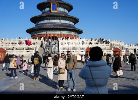 (241205) -- PEKING, 5. Dezember 2024 (Xinhua) -- Touristen aus Großbritannien posieren für Fotos im Tiantan (Tempel des Himmels) Park in Peking, Hauptstadt Chinas, 5. Dezember 2024. Die Ausweitung der visafreien Politik ist ein Meilenstein auf Chinas Weg zu größerer Offenheit und zeigt auch sein Vertrauen auf der globalen Bühne. Bisher genießen 38 Länder einseitigen visafreien Zugang, und der maximale Aufenthalt für Besucher wurde ab November 30 auf 30 Tage verlängert. Im dritten Quartal 2024 erreichte die Zahl der Ausländer, die nach China einreisten, 8,186 Millionen, was einem Anstieg von 48,8 Prozent gegenüber dem Vorjahr entspricht. Darunter kamen 4,885 Millionen nach China Stockfoto