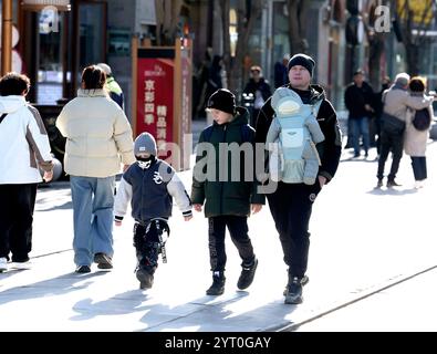 (241205) -- PEKING, 5. Dezember 2024 (Xinhua) -- ausländische Touristen besuchen die Qianmen Straße in Peking, Hauptstadt Chinas, 5. Dezember 2024. Die Ausweitung der visafreien Politik ist ein Meilenstein auf Chinas Weg zu größerer Offenheit und zeigt auch sein Vertrauen auf der globalen Bühne. Bisher genießen 38 Länder einseitigen visafreien Zugang, und der maximale Aufenthalt für Besucher wurde ab November 30 auf 30 Tage verlängert. Im dritten Quartal 2024 erreichte die Zahl der Ausländer, die nach China einreisten, 8,186 Millionen, was einem Anstieg von 48,8 Prozent gegenüber dem Vorjahr entspricht. Darunter kamen 4,885 Millionen von ihnen visafreie Einreise nach China, ein Anstieg im Jahresvergleich Stockfoto