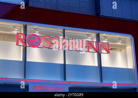 Köln, 4. Dezember 2024: Beleuchtetes Rossmann-Werbeschild am Eingang des Ladengeschäfts in der schildergasse in köln Stockfoto