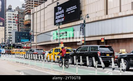 Manhattan, New York, USA - 16. Februar 2023: Madison Square Garden und Umgebung in der Innenstadt an einem grauen Wintertag Stockfoto