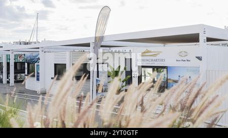 Vilamoura, quarteira, portugal - 23. oktober 2024: Luxusbootverleih an einem Herbstabend im Yachthafen Stockfoto