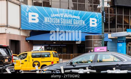 Manhattan, New York, USA - 16. Februar 2023: Madison Square Garden und Umgebung in der Innenstadt an einem grauen Wintertag Stockfoto