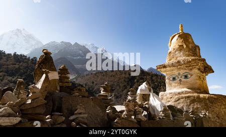 Eine buddhistische Stupa auf dem Mount Everest Base Camp Trek im Himalaya in Nepal Stockfoto