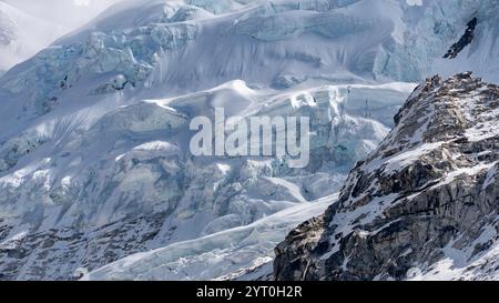 Riesiger, hängender Gletscher auf dem Nupste-Berg in der Nähe des Mount Everest Base Camp im Khumbu-Tal Stockfoto