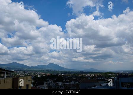 Wunderschöner Blick von Dago Atas aus der Luft auf die Stadt Bandung. Stockfoto