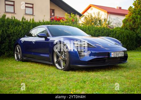 Vilnius, Litauen - 18. August 2024 - erstaunlich blauer Porsche Taycan im Park Stockfoto