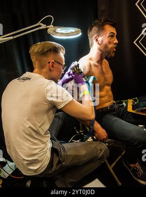 HINWEIS AN SCHREIBTISCHE: Tattoo Trojans Doncaster Tattoo Convention Doncaster, England, ca. 2018 Bilder bleiben urheberrechtlich geschützt. Foto zum Lesen: Rob Leyla Stockfoto