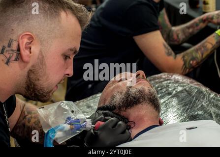 HINWEIS AN SCHREIBTISCHE: Tattoo Trojans Doncaster Tattoo Convention Doncaster, England, ca. 2018 Bilder bleiben urheberrechtlich geschützt. Foto zum Lesen: Rob Leyla Stockfoto