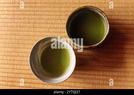 Matcha Tee Erlebnis serviert in wunderschöner traditioneller japanischer Keramik Stockfoto