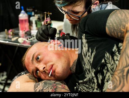 HINWEIS AN SCHREIBTISCHE: Tattoo Trojans Doncaster Tattoo Convention Doncaster, England, ca. 2018 Bilder bleiben urheberrechtlich geschützt. Foto zum Lesen: Rob Leyla Stockfoto