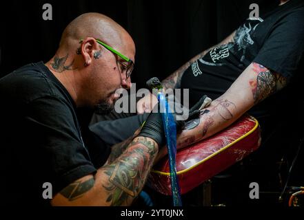 HINWEIS AN SCHREIBTISCHE: Tattoo Trojans Doncaster Tattoo Convention Doncaster, England, ca. 2018 Bilder bleiben urheberrechtlich geschützt. Foto zum Lesen: Rob Leyla Stockfoto