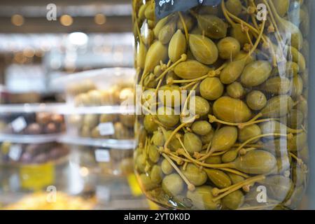Kapern in traditionellem Glas - mediterrane Delikatesse Stockfoto