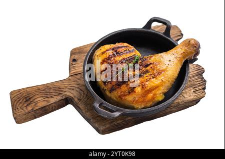Gegrillte Hähnchenschenkel oder -Viertel in einer Pfanne, gebratenes Geflügelfleisch isoliert auf weißem Hintergrund Stockfoto