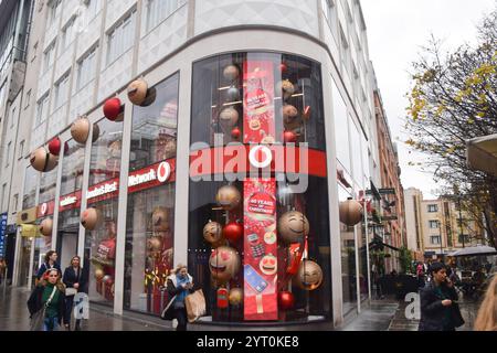 London, Großbritannien. Dezember 2024. Man läuft an einem Vodafone-Handyladen in der Oxford Street vorbei, da die Fusion von Vodafone mit drei genehmigt wird. (Foto: Vuk Valcic/SOPA Images/SIPA USA) Credit: SIPA USA/Alamy Live News Stockfoto