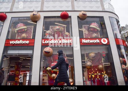 London, Großbritannien. Dezember 2024. Man läuft an einem Vodafone-Handyladen in der Oxford Street vorbei, da die Fusion von Vodafone mit drei genehmigt wird. (Foto: Vuk Valcic/SOPA Images/SIPA USA) Credit: SIPA USA/Alamy Live News Stockfoto