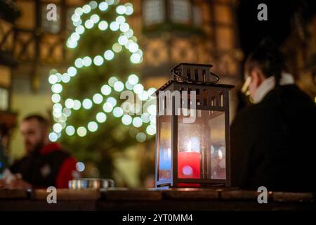 05.12.2024 in Wernigerode im Landkreis Harz in Sachsen-Anhalt lockt der Weihnachtsmarkt auch in diesem Jahr wieder unzählige Gäste an. Besucher können rund um den historischen Marktplatz und an verschiedenen Stellen in der Altstadt das weihnachtliche Treiben genießen. Fürs leibliche Wohl ist gesorgt, es gibt Unterhaltung und unter anderem auch jede Menge kunsthandwerkliche Artikel zu kaufen. Wernigerode Sachsen-Anhalt Deutschland *** 05 12 2024 in Wernigerode im Harzbezirk Sachsen-Anhalt zieht der Weihnachtsmarkt auch in diesem Jahr unzählige Besucher an Stockfoto