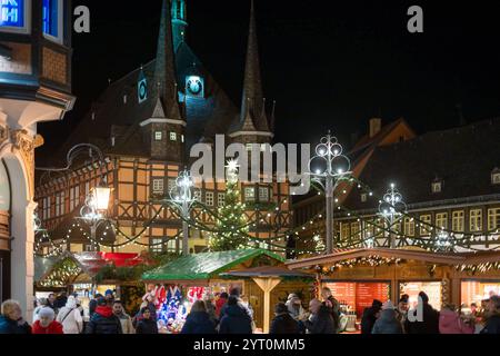 05.12.2024 in Wernigerode im Landkreis Harz in Sachsen-Anhalt lockt der Weihnachtsmarkt auch in diesem Jahr wieder unzählige Gäste an. Besucher können rund um den historischen Marktplatz und an verschiedenen Stellen in der Altstadt das weihnachtliche Treiben genießen. Fürs leibliche Wohl ist gesorgt, es gibt Unterhaltung und unter anderem auch jede Menge kunsthandwerkliche Artikel zu kaufen. Wernigerode Sachsen-Anhalt Deutschland *** 05 12 2024 in Wernigerode im Harzbezirk Sachsen-Anhalt zieht der Weihnachtsmarkt auch in diesem Jahr unzählige Besucher an Stockfoto
