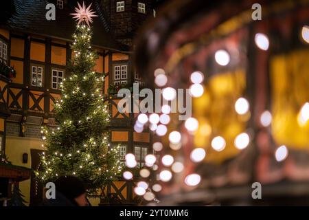 05.12.2024 in Wernigerode im Landkreis Harz in Sachsen-Anhalt lockt der Weihnachtsmarkt auch in diesem Jahr wieder unzählige Gäste an. Besucher können rund um den historischen Marktplatz und an verschiedenen Stellen in der Altstadt das weihnachtliche Treiben genießen. Fürs leibliche Wohl ist gesorgt, es gibt Unterhaltung und unter anderem auch jede Menge kunsthandwerkliche Artikel zu kaufen. Wernigerode Sachsen-Anhalt Deutschland *** 05 12 2024 in Wernigerode im Harzbezirk Sachsen-Anhalt zieht der Weihnachtsmarkt auch in diesem Jahr unzählige Besucher an Stockfoto