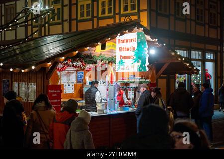 05.12.2024 in Wernigerode im Landkreis Harz in Sachsen-Anhalt lockt der Weihnachtsmarkt auch in diesem Jahr wieder unzählige Gäste an. Besucher können rund um den historischen Marktplatz und an verschiedenen Stellen in der Altstadt das weihnachtliche Treiben genießen. Fürs leibliche Wohl ist gesorgt, es gibt Unterhaltung und unter anderem auch jede Menge kunsthandwerkliche Artikel zu kaufen. Wernigerode Sachsen-Anhalt Deutschland *** 05 12 2024 in Wernigerode im Harzbezirk Sachsen-Anhalt zieht der Weihnachtsmarkt auch in diesem Jahr unzählige Besucher an Stockfoto