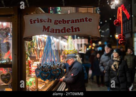 05.12.2024 in Wernigerode im Landkreis Harz in Sachsen-Anhalt lockt der Weihnachtsmarkt auch in diesem Jahr wieder unzählige Gäste an. Besucher können rund um den historischen Marktplatz und an verschiedenen Stellen in der Altstadt das weihnachtliche Treiben genießen. Fürs leibliche Wohl ist gesorgt, es gibt Unterhaltung und unter anderem auch jede Menge kunsthandwerkliche Artikel zu kaufen. Wernigerode Sachsen-Anhalt Deutschland *** 05 12 2024 in Wernigerode im Harzbezirk Sachsen-Anhalt zieht der Weihnachtsmarkt auch in diesem Jahr unzählige Besucher an Stockfoto