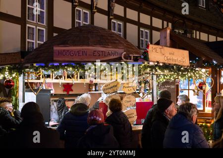 05.12.2024 in Wernigerode im Landkreis Harz in Sachsen-Anhalt lockt der Weihnachtsmarkt auch in diesem Jahr wieder unzählige Gäste an. Besucher können rund um den historischen Marktplatz und an verschiedenen Stellen in der Altstadt das weihnachtliche Treiben genießen. Fürs leibliche Wohl ist gesorgt, es gibt Unterhaltung und unter anderem auch jede Menge kunsthandwerkliche Artikel zu kaufen. Wernigerode Sachsen-Anhalt Deutschland *** 05 12 2024 in Wernigerode im Harzbezirk Sachsen-Anhalt zieht der Weihnachtsmarkt auch in diesem Jahr unzählige Besucher an Stockfoto