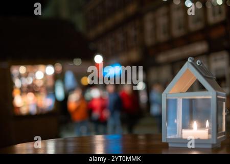 05.12.2024 in Wernigerode im Landkreis Harz in Sachsen-Anhalt lockt der Weihnachtsmarkt auch in diesem Jahr wieder unzählige Gäste an. Besucher können rund um den historischen Marktplatz und an verschiedenen Stellen in der Altstadt das weihnachtliche Treiben genießen. Fürs leibliche Wohl ist gesorgt, es gibt Unterhaltung und unter anderem auch jede Menge kunsthandwerkliche Artikel zu kaufen. Wernigerode Sachsen-Anhalt Deutschland *** 05 12 2024 in Wernigerode im Harzbezirk Sachsen-Anhalt zieht der Weihnachtsmarkt auch in diesem Jahr unzählige Besucher an Stockfoto