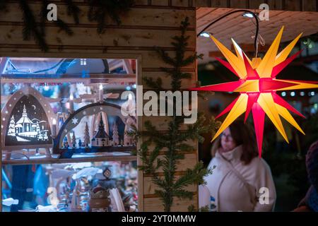 05.12.2024 in Wernigerode im Landkreis Harz in Sachsen-Anhalt lockt der Weihnachtsmarkt auch in diesem Jahr wieder unzählige Gäste an. Besucher können rund um den historischen Marktplatz und an verschiedenen Stellen in der Altstadt das weihnachtliche Treiben genießen. Fürs leibliche Wohl ist gesorgt, es gibt Unterhaltung und unter anderem auch jede Menge kunsthandwerkliche Artikel zu kaufen. Wernigerode Sachsen-Anhalt Deutschland *** 05 12 2024 in Wernigerode im Harzbezirk Sachsen-Anhalt zieht der Weihnachtsmarkt auch in diesem Jahr unzählige Besucher an Stockfoto