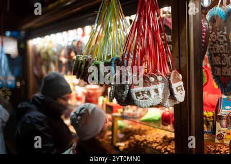 05.12.2024 in Wernigerode im Landkreis Harz in Sachsen-Anhalt lockt der Weihnachtsmarkt auch in diesem Jahr wieder unzählige Gäste an. Besucher können rund um den historischen Marktplatz und an verschiedenen Stellen in der Altstadt das weihnachtliche Treiben genießen. Fürs leibliche Wohl ist gesorgt, es gibt Unterhaltung und unter anderem auch jede Menge kunsthandwerkliche Artikel zu kaufen. Wernigerode Sachsen-Anhalt Deutschland *** 05 12 2024 in Wernigerode im Harzbezirk Sachsen-Anhalt zieht der Weihnachtsmarkt auch in diesem Jahr unzählige Besucher an Stockfoto