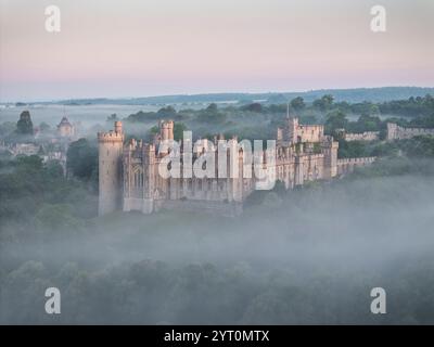 Aus der Vogelperspektive auf Arundel Castle bei Sonnenaufgang an einem nebeligen Sommermorgen, Arundel, Sussex, England. Sommer (Juli) 2024. Stockfoto