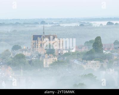 Aus der Vogelperspektive auf die Arundel Cathedral (die Kathedrale Kirche unserer Lieben Frau und St. Philip Howard) an einem nebeligen Morgen, Arundel, West Sussex, England. Sommer (J Stockfoto