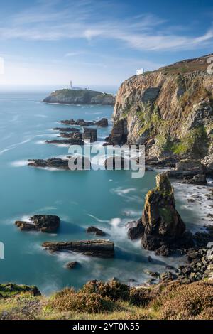 South Stack Lighthouse an der dramatischen Küste von Anglesey, Wales, Großbritannien. Stockfoto