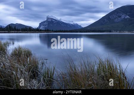 Mount Rundle an einem dunklen Tag in den Kanadischen Rockies, Banff National Park, Alberta, Kanada. Herbst (Oktober) 2024. Stockfoto