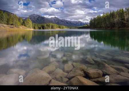 Johnson Lake im Banff National Park, Alberta, Kanada. Herbst (Oktober) 2024. Stockfoto