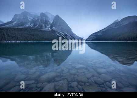 Lake Louise und Bergreflektionen in den Kanadischen Rockies, Alberta, Kanada. Herbst (Oktober) 2024. Stockfoto