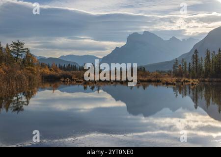 Mount Rundle spiegelt sich in den Vermillion Lakes im Banff National Park, Alberta, Kanada. Herbst (Oktober) 2024. Stockfoto