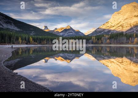 Wedge Pond Reflexionen im Kananaskis Country, Alberta, Kanada. Herbst (Oktober) 2024. Stockfoto