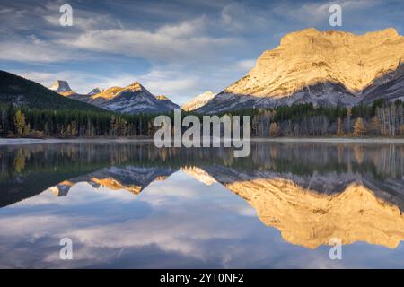 Mount Kidd spiegelt sich im Wedge Pond bei Sonnenaufgang in den Kananaskis, Alberta, Kanada. Herbst (Oktober) 2024. Stockfoto